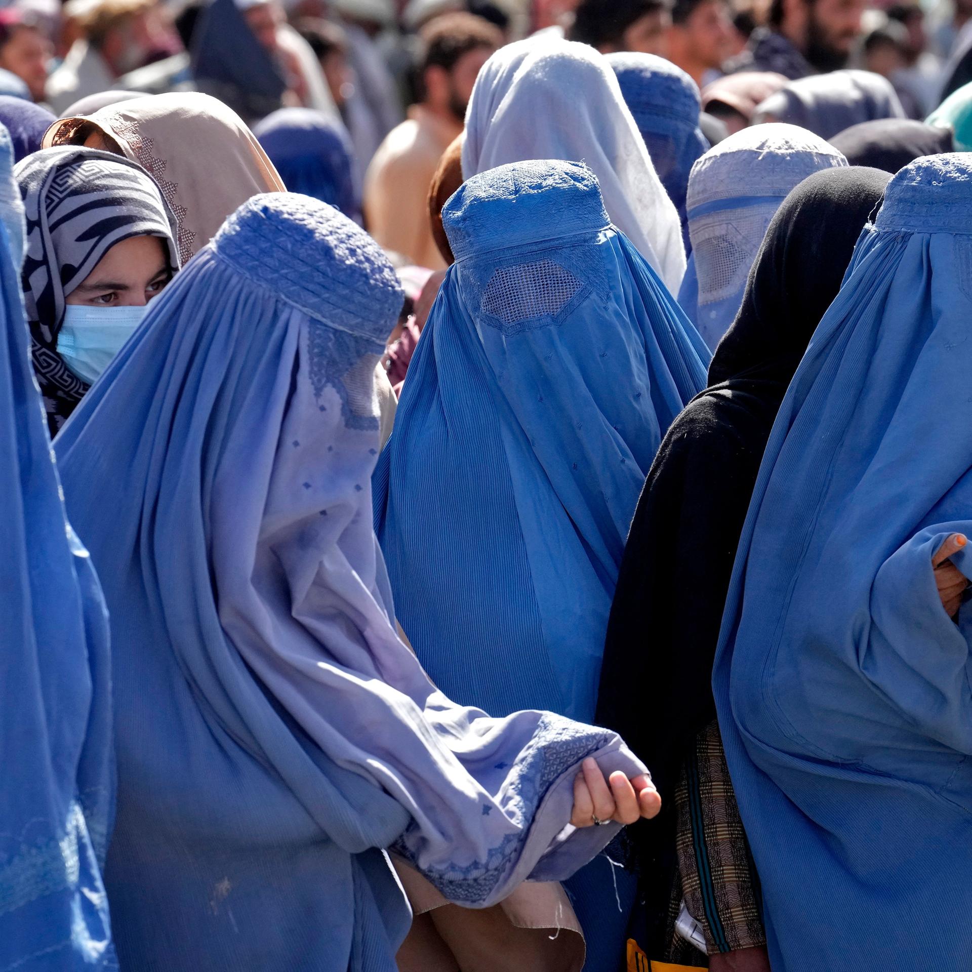 Afghanistan, Kabul: Frauen in Burkas warten auf Lebensmittelrationen. Der Generalsekretär der Vereinten Nationen,Guterres, hat anlässlich des Internationalen Tages der Bildung am Dienstag die Taliban dazu aufgerufen, ihr Bildungsverbot für Mädchen und Frauen in Afghanistan aufzuheben.