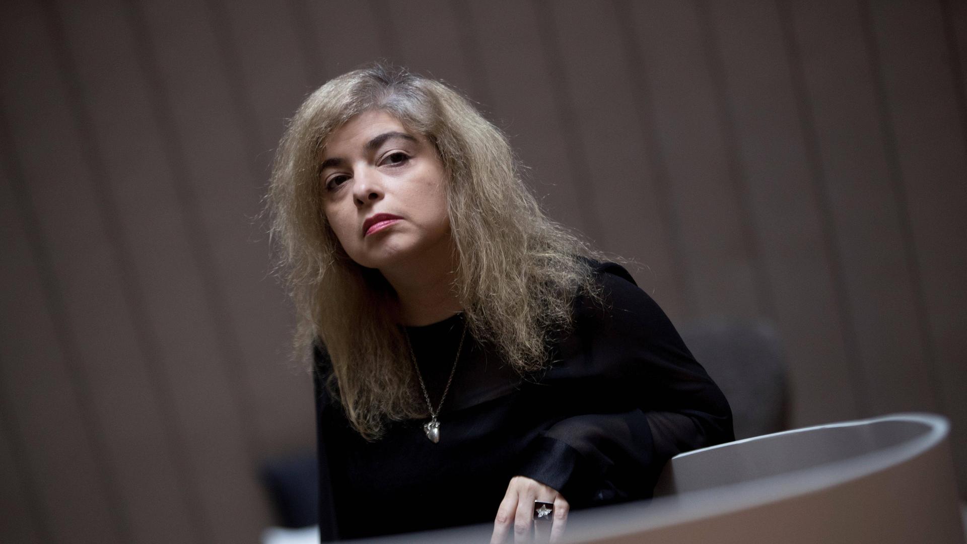 Die Schriftstellerin Mariana Enríquez blickt nachdenklich am Betrachter vorbei. Die Schriftstellerin Mariana Enríquez blickt nachdenklich am Betrachter vorbei.