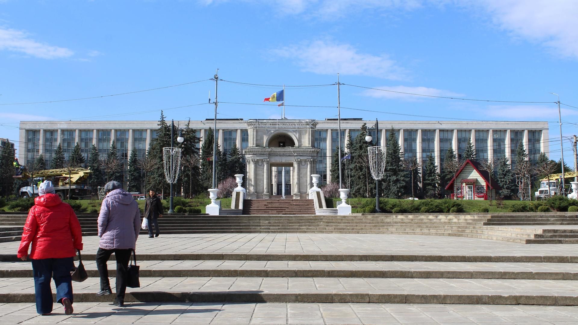 Der Stefan Cel Mare Boulevard mit Triumphbogen und Regierungssitz in Chisinau, der Hauptstadt von Moldau 
