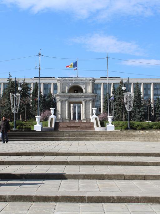 Der Stefan Cel Mare Boulevard mit Triumphbogen und Regierungssitz in Chisinau, der Hauptstadt von Moldau 