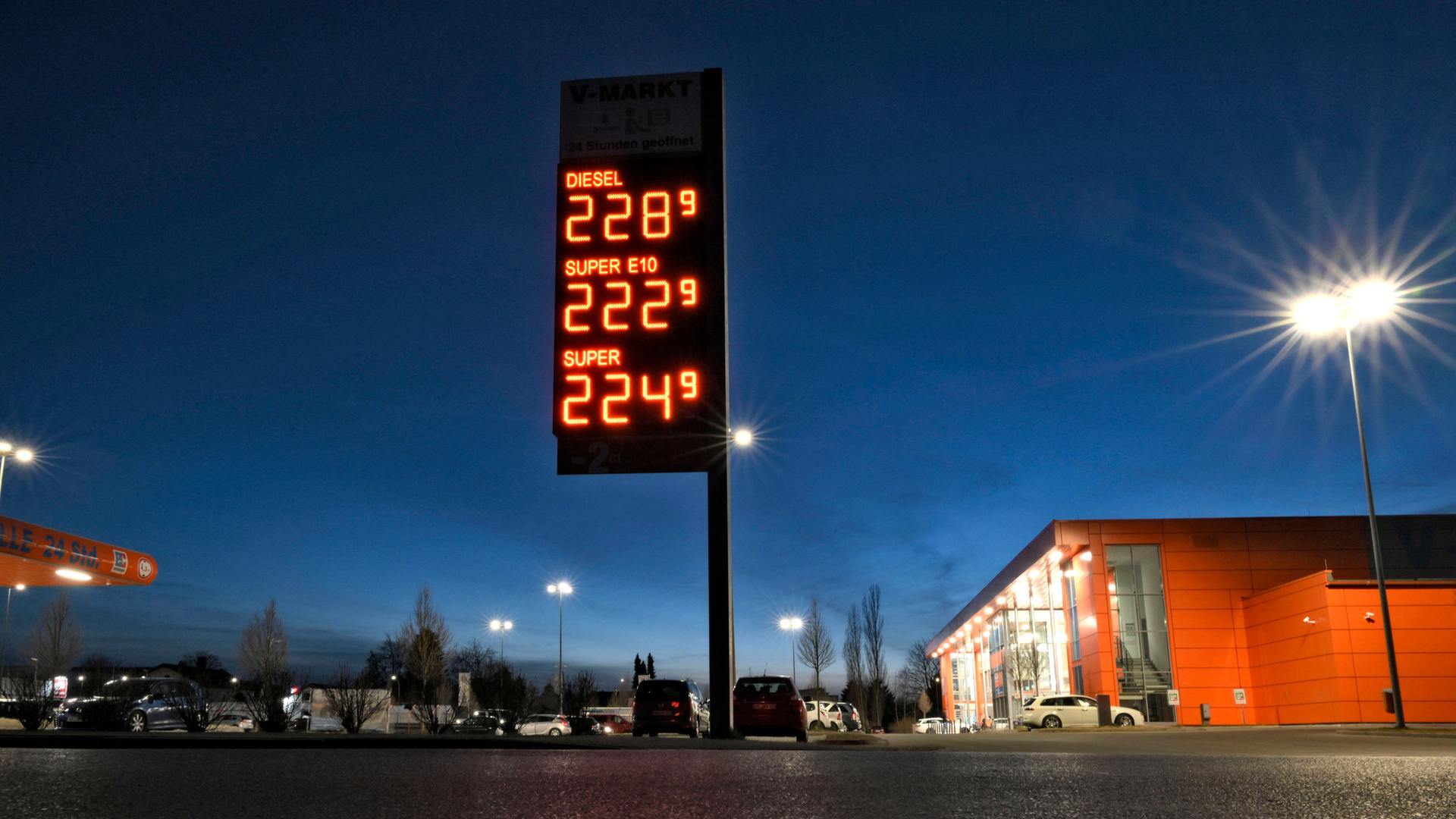 Auf dem Bild sieht man eine Tankstelle und die Anzeige-Tafeln mit den Sprit-Preisen. Auf dem Bild sieht man eine Tankstelle und die Anzeige-Tafeln mit den Sprit-Preisen.