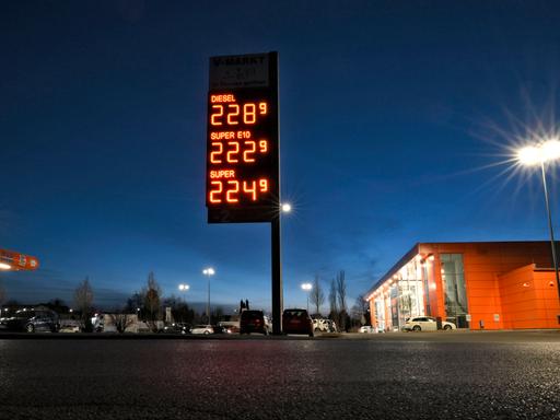 Preise auf Rekordhoch: Diesel kostet 2,28 Euro. Super-Benzin 2,22 Euro pro Liter, 14. März 2022
