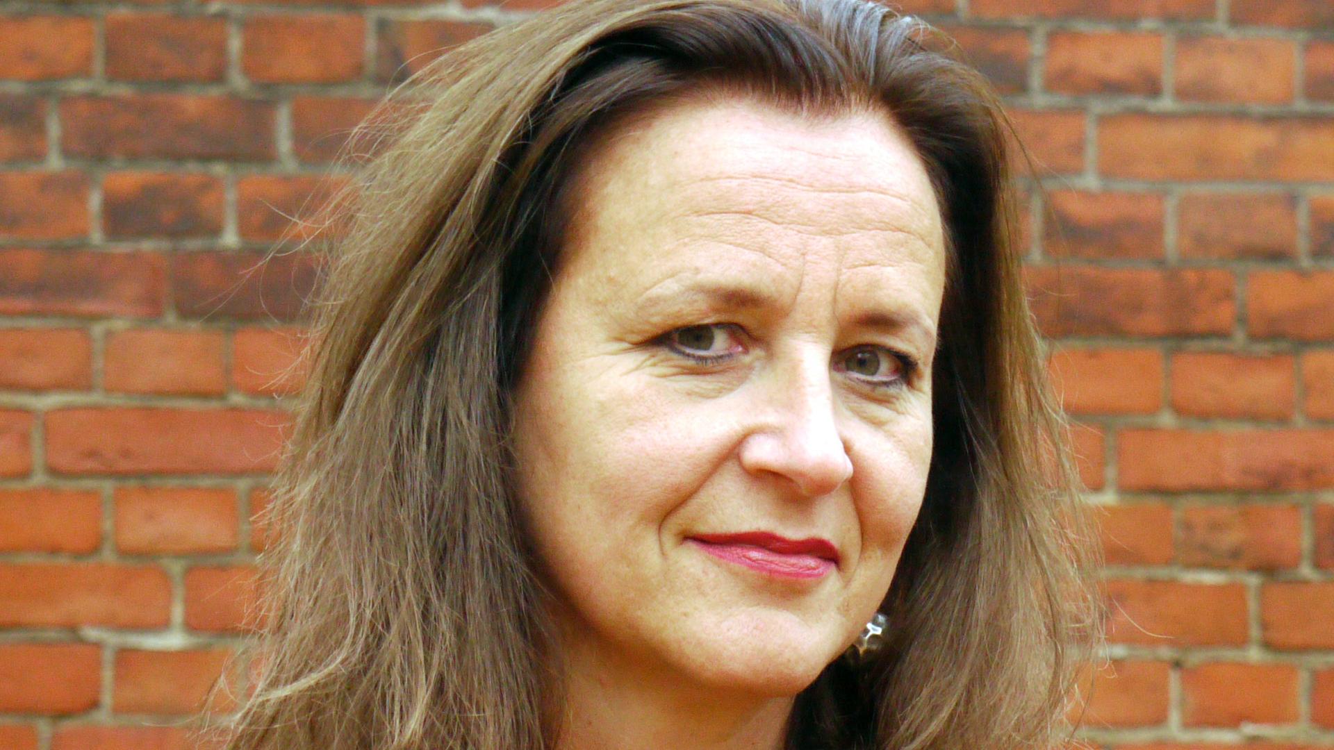 Die Reporterin Gabriele Riedle blickt in die Kamera. Die Reporterin Gabriele Riedle blickt in die Kamera.