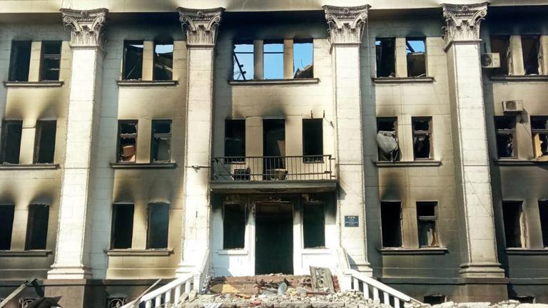 Das zerstörte Theater in Mariupol, Ukraine nach der Bombardierung durch Russland, 18.März 2022. Das zerstörte Theater in Mariupol, Ukraine nach der Bombardierung durch Russland, 18.März 2022.