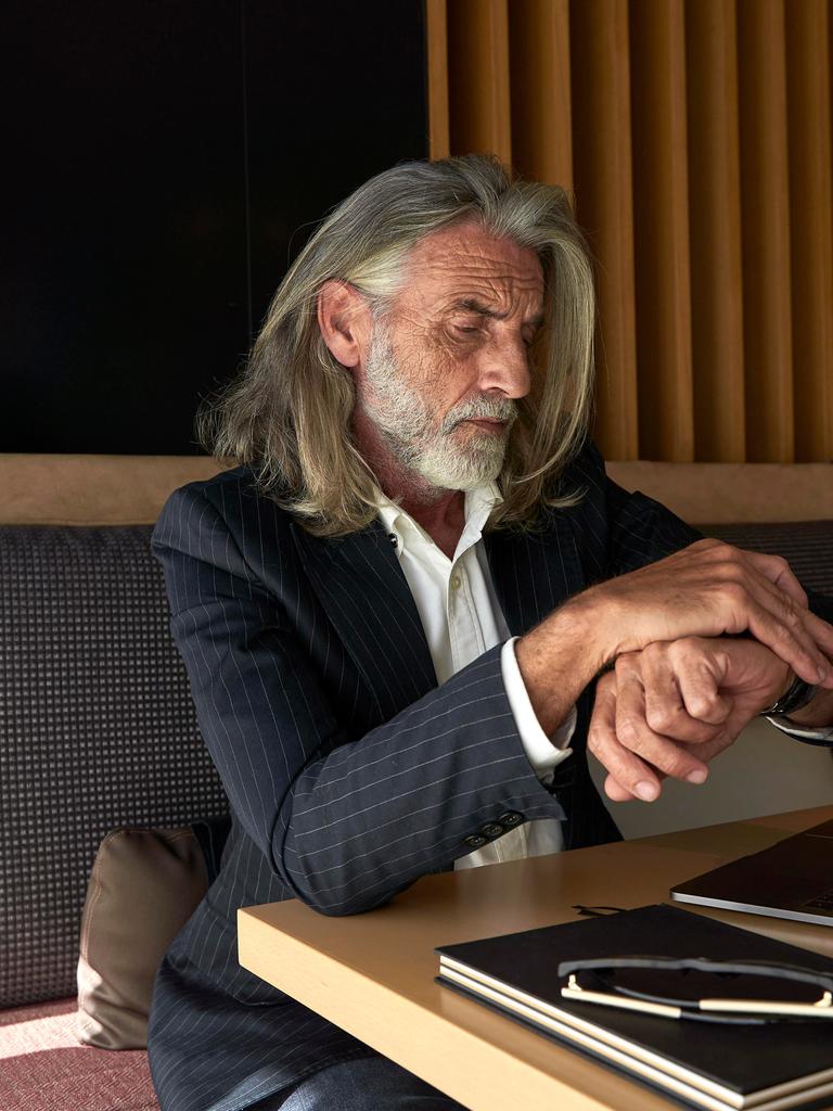 Geschäftsmann prüft in einem Café die Uhrzeit || Modellfreigabe vorhanden