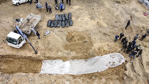 Blick von oben auf die Massengräber in Butscha