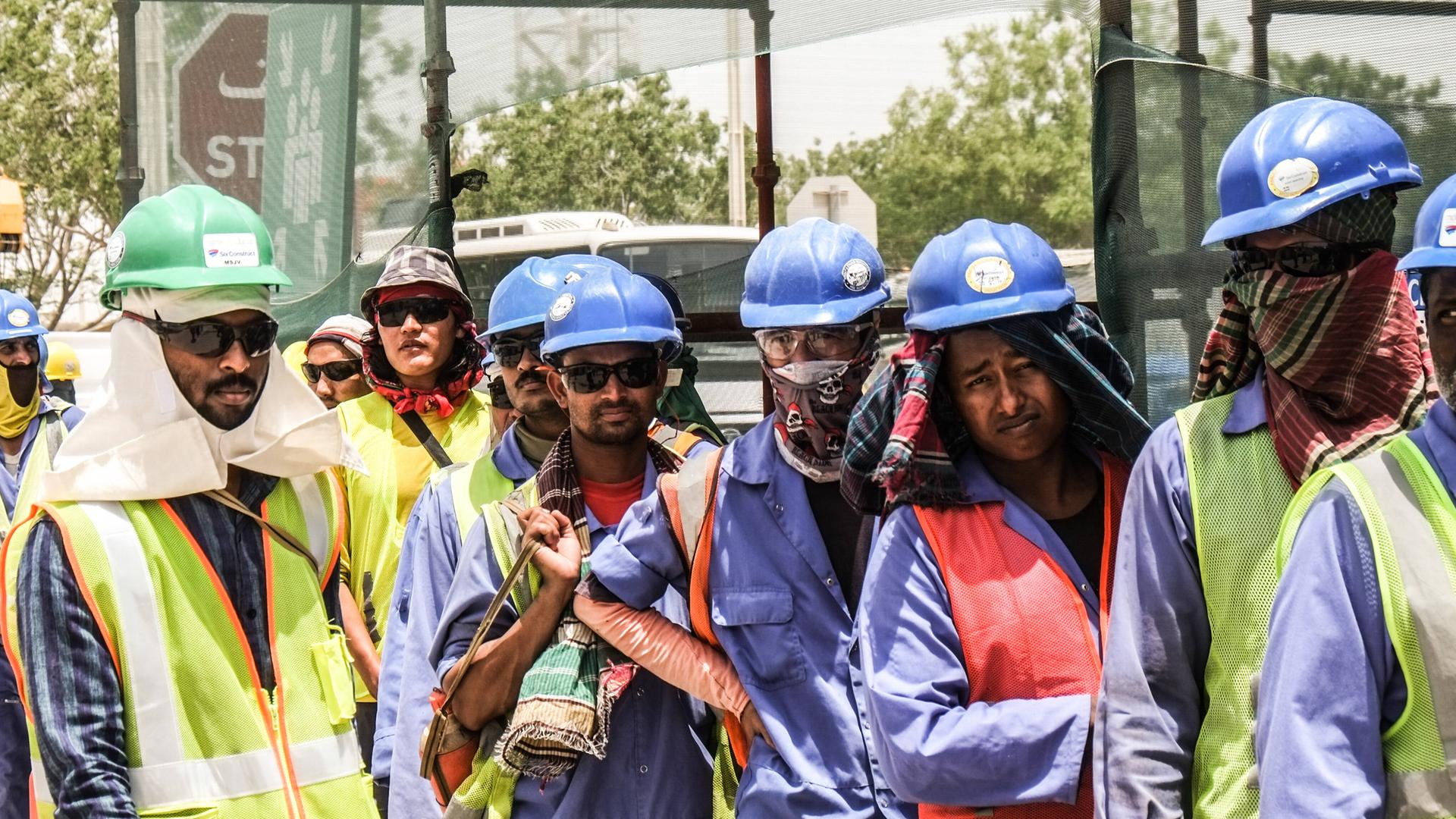 Gastarbeiter auf einer Stadion-Baustelle vor der Fußball-WM in Katar. Gastarbeiter auf einer Stadion-Baustelle vor der Fußball-WM in Katar.