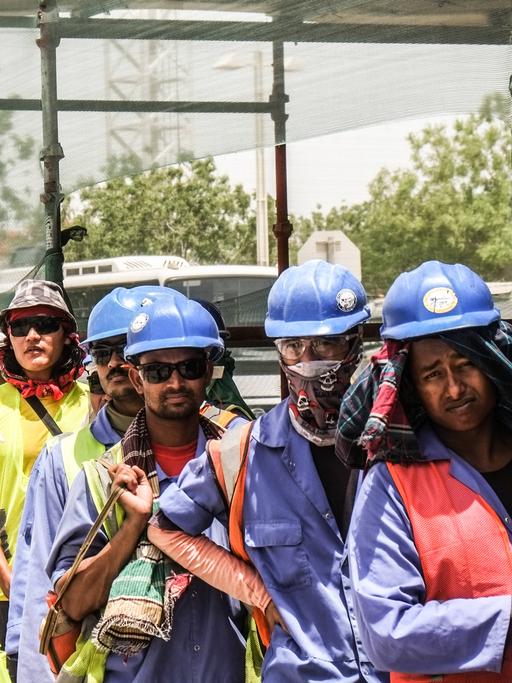 Gastarbeiter auf einer Stadion-Baustelle vor der Fußball-WM in Katar.