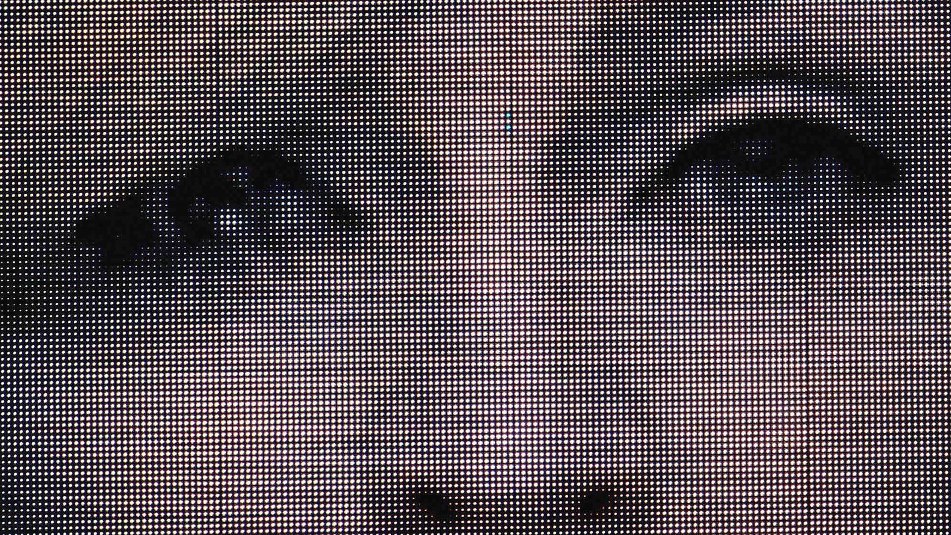 Eine Nahaufnahme der Künstlerin Madonna, auf einem überdimensionalen Bildschirm. Eine Nahaufnahme der Künstlerin Madonna, auf einem überdimensionalen Bildschirm.