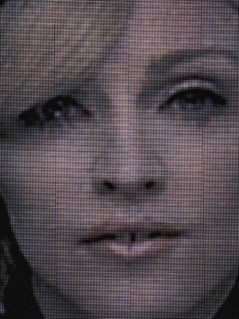 Eine Nahaufnahme der Künstlerin Madonna, auf einem überdimensionalen Bildschirm.