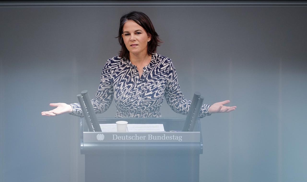 Annalena Baerbock (Bündnis 90/Die Grünen), Außenministerin, spricht in der Haushaltsdebatte im Bundestag.