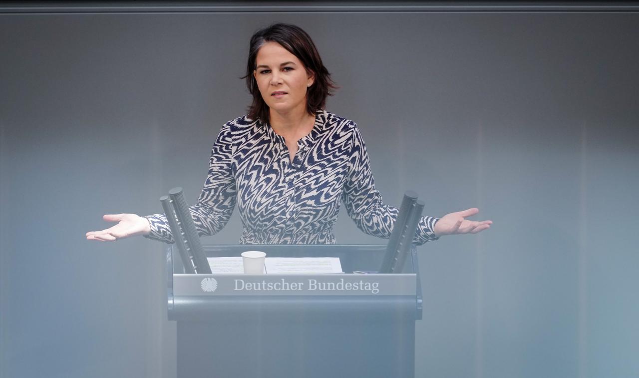 Annalena Baerbock (Bündnis 90/Die Grünen), Außenministerin, spricht in der Haushaltsdebatte im Bundestag. Annalena Baerbock (Bündnis 90/Die Grünen), Außenministerin, spricht in der Haushaltsdebatte im Bundestag.