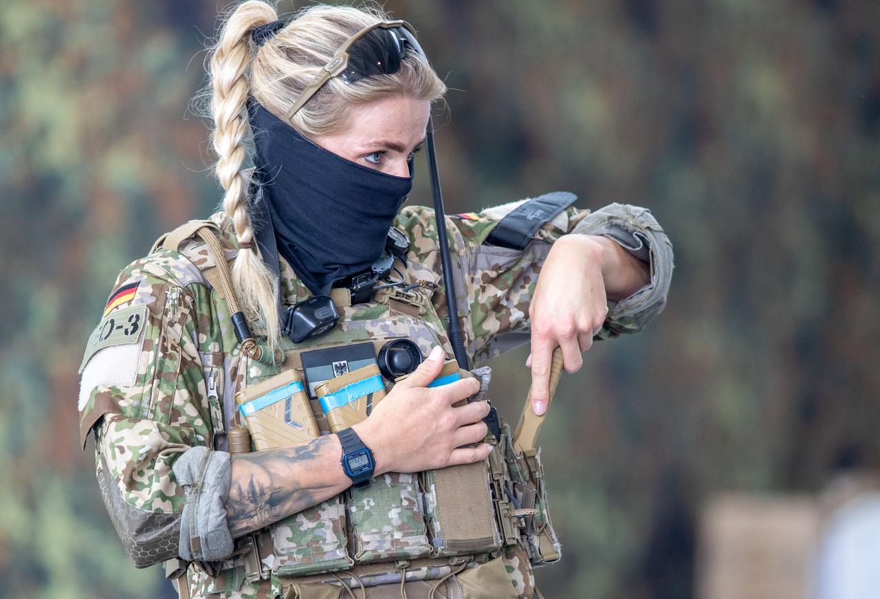 Eine Soldatin des Kommando Spezialkräfte der Bundeswehr bereitet sich auf einen Einsatz bei einer Übung vor.