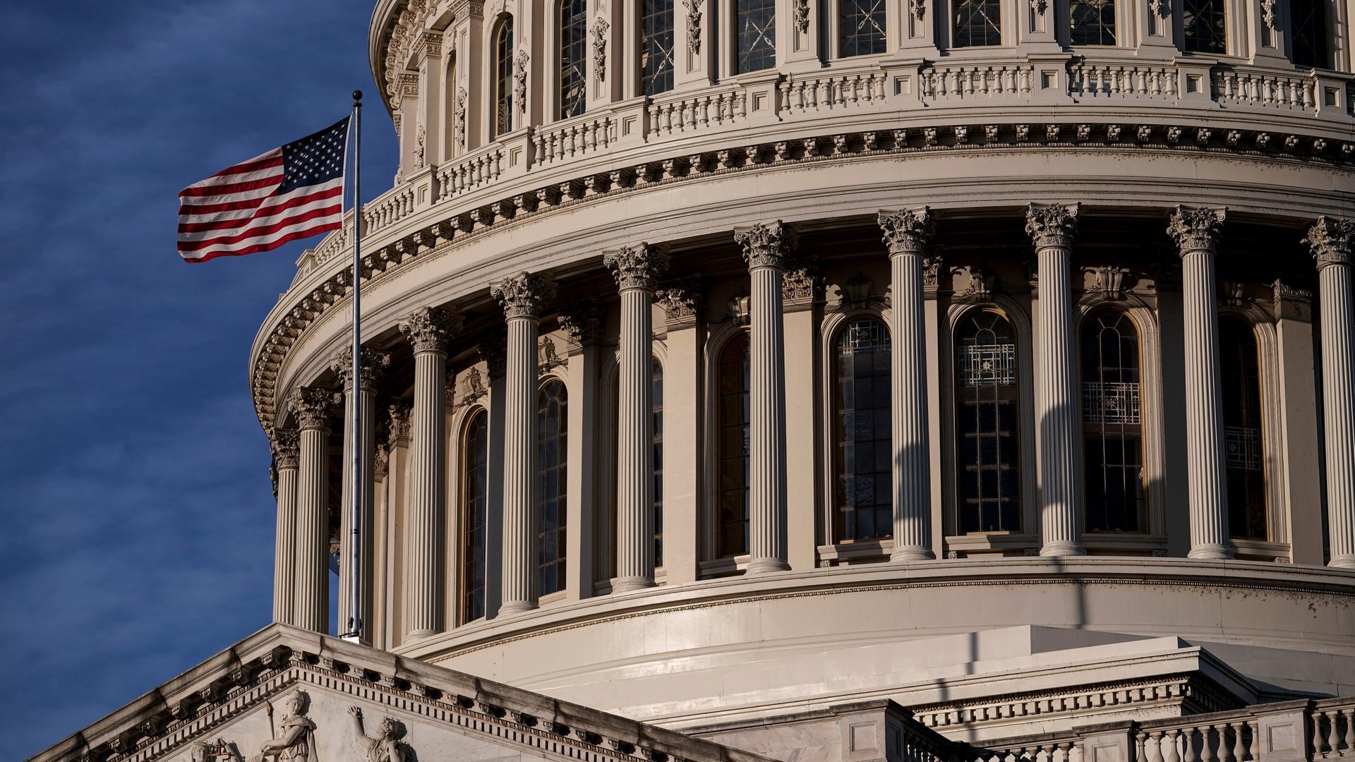 Das Kapitol in Washington mit einer US-Flagge