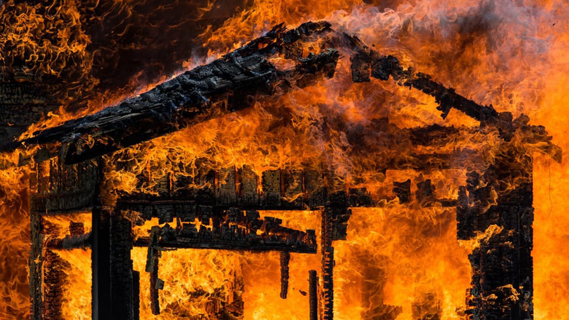 Wer hat die Ställe des Ökobauern angezündet? Serjosha und Schultz ermitteln. Zu sehen: Hohe Flammen verbrennen ein Gebäude. Wer hat die Ställe des Ökobauern angezündet? Serjosha und Schultz ermitteln. Zu sehen: Hohe Flammen verbrennen ein Gebäude.