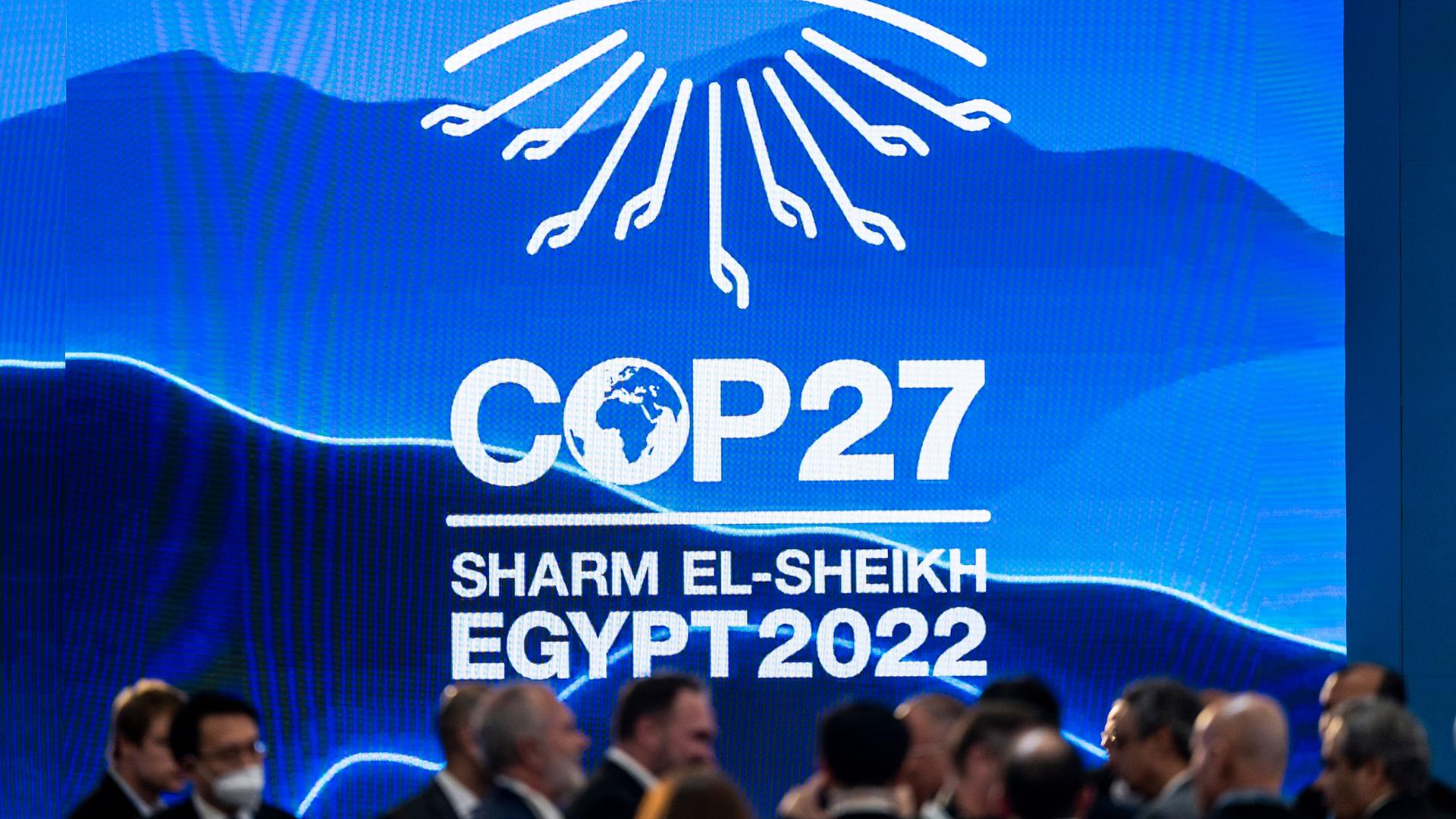 Teilnehmer sprechen miteinander während einer Unterbrechung der Abschlusszeremonie beim UN-Klimagipfel COP27. Teilnehmer sprechen miteinander während einer Unterbrechung der Abschlusszeremonie beim UN-Klimagipfel COP27.