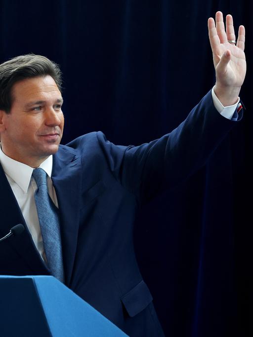 Der amerikanische Politiker, Floridas Gouverneur Ron DeSantis winkt vor Publikum, 2023 in Kalifornien.