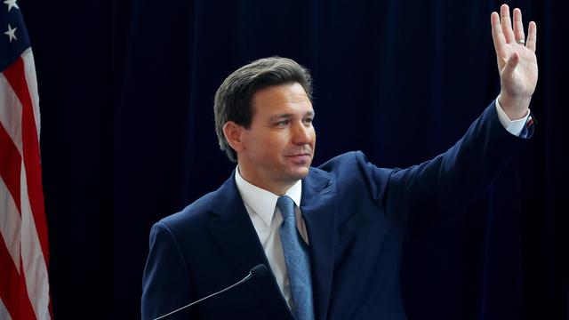 Der amerikanische Politiker, Floridas Gouverneur Ron DeSantis winkt vor Publikum, 2023 in Kalifornien.