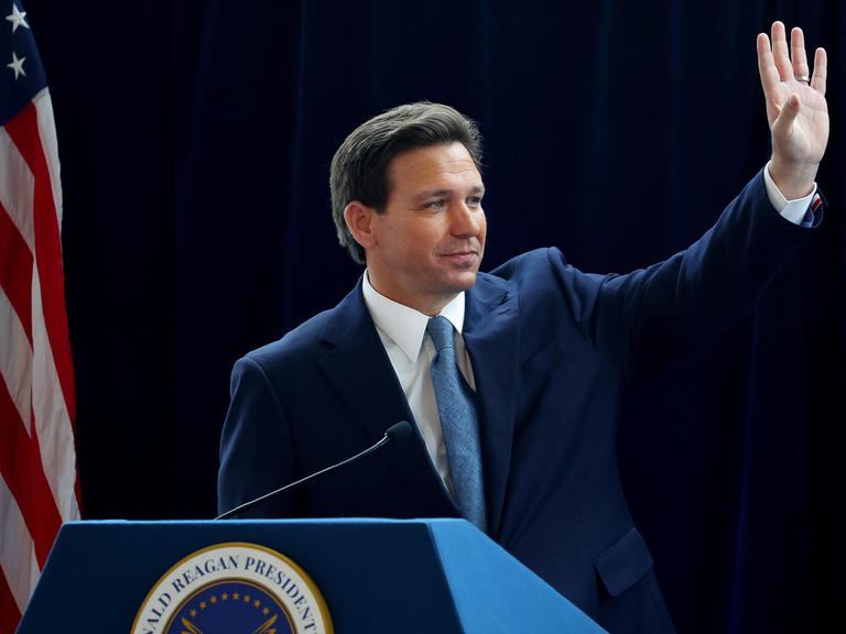 Der amerikanische Politiker, Floridas Gouverneur Ron DeSantis winkt vor Publikum, 2023 in Kalifornien.