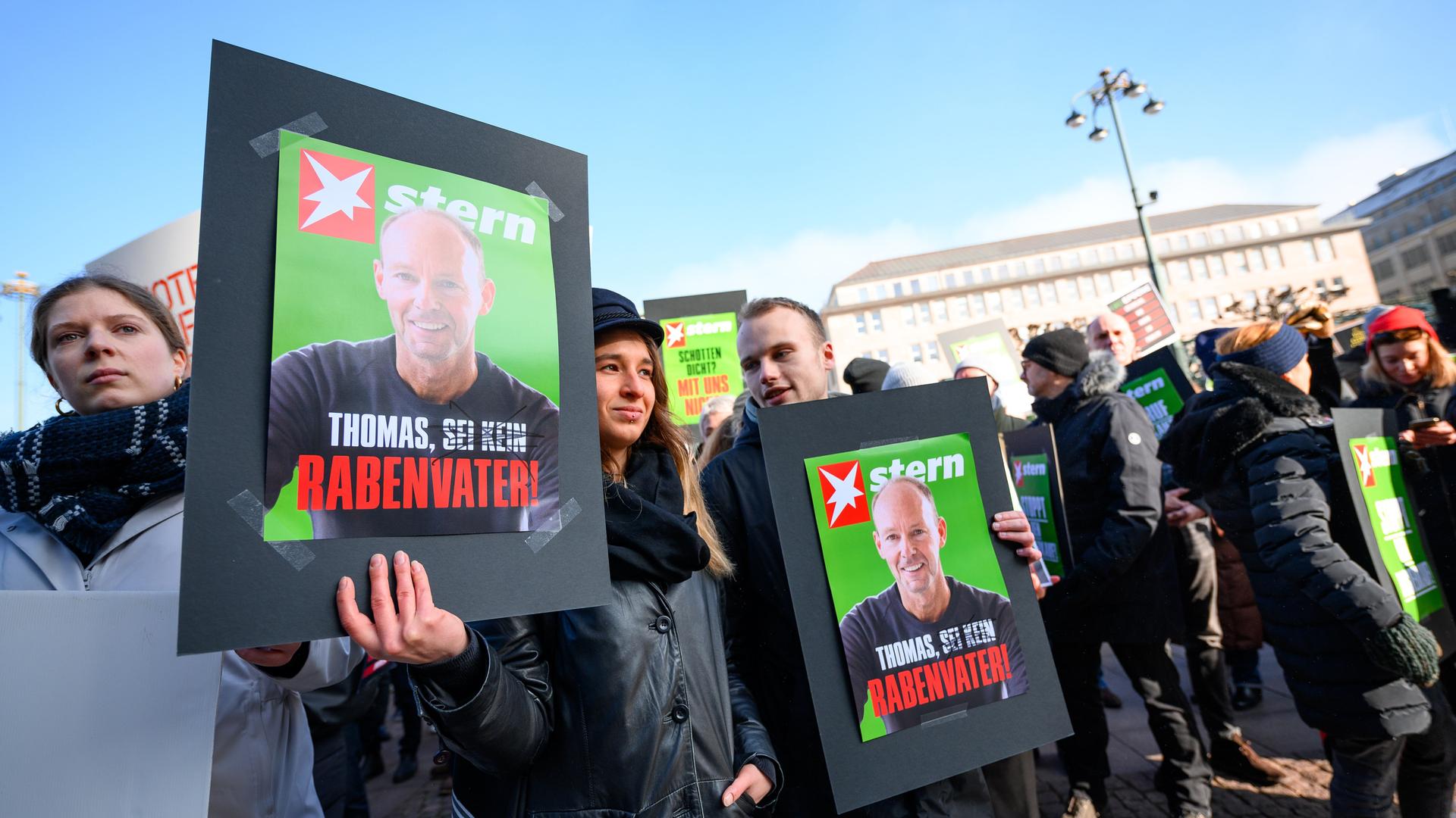 Mitarbeiter von Gruner + Jahr protestieren mit Plakaten gegen Thomas Rabe, Vorsitzender der Geschäftsführung von RTL Deutschland, auf dem Rathausmarkt. RTL Deutschland plant in seinem Zeitschriftensegment um den früheren Verlag Gruner + Jahr den Wegfall von rund 700 der 1900 Stellen.