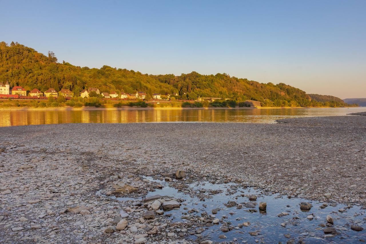 Die Ahr ist nur noch ein kleines Rinnsal und fließt kaum in den Rhein. Im Hintergrund am anderen Ufer des Rheins Remagen. Die Ahr ist nur noch ein kleines Rinnsal und fließt kaum in den Rhein. Im Hintergrund am anderen Ufer des Rheins Remagen.