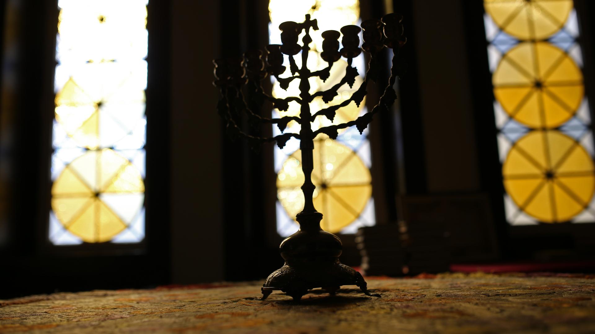 Neunarmiger jüdischer Leuchter, auch Chanukkia genannt, auf einem Tisch in der wichtigsten jüdischen Synagoge in Lissabon Neunarmiger jüdischer Leuchter, auch Chanukkia genannt, auf einem Tisch in der wichtigsten jüdischen Synagoge in Lissabon