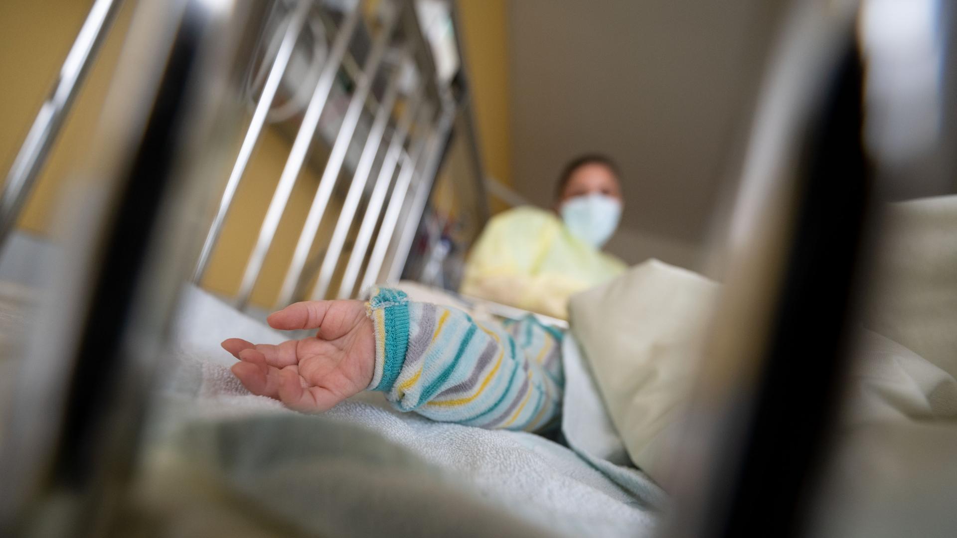 Ein am Respiratorischen Synzytial-Virus (RS-Virus oder RSV) erkrankter Patient liegt auf einer Kinderstation des Olgahospitals des Klinkums Stuttgart in einem Krankenbett. Ein am Respiratorischen Synzytial-Virus (RS-Virus oder RSV) erkrankter Patient liegt auf einer Kinderstation des Olgahospitals des Klinkums Stuttgart in einem Krankenbett.