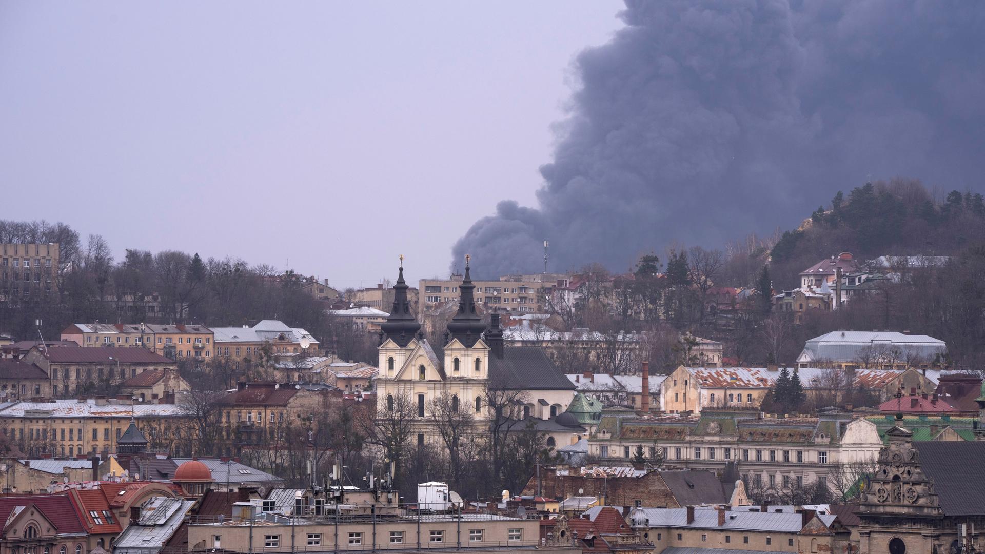 Rauch steigt in Lwiw im Westen der Ukraine auf. Rauch steigt in Lwiw im Westen der Ukraine auf.