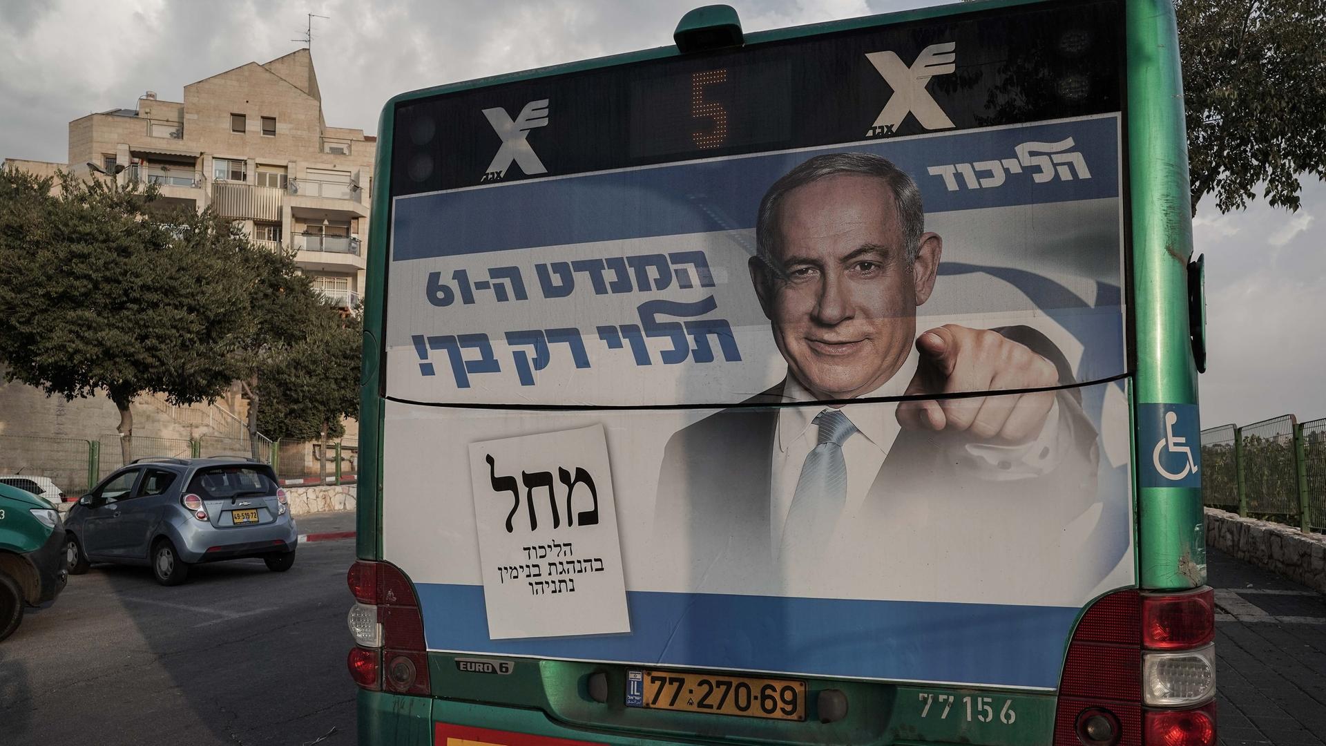 "Es liegt an Dir, ob wir die Mehrheit von 61 Sitzen bekommen" steht auf der Rückseite eines Busses in Israel und ist Wahlwerbung von Ex-Premierminister Benjamin Netanjahu. "Es liegt an Dir, ob wir die Mehrheit von 61 Sitzen bekommen" steht auf der Rückseite eines Busses in Israel und ist Wahlwerbung von Ex-Premierminister Benjamin Netanjahu.