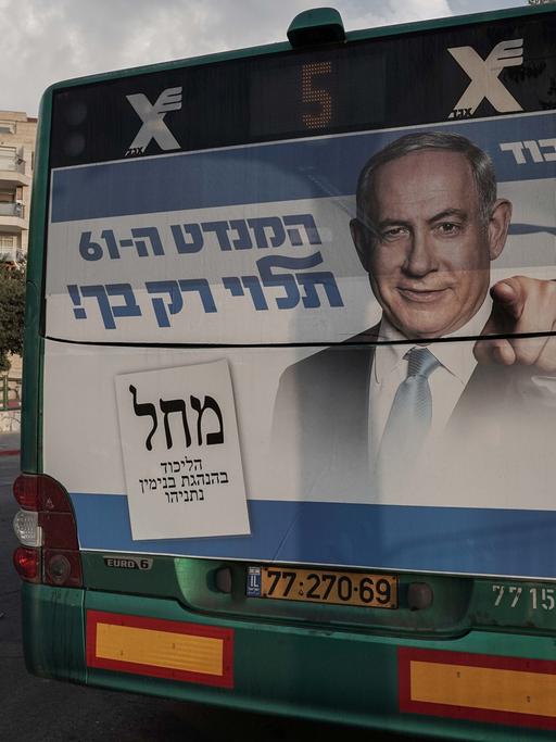 "Es liegt an Dir, ob wir die Mehrheit von 61 Sitzen bekommen" steht auf der Rückseite eines Busses in Israel und ist Wahlwerbung von Ex-Premierminister Benjamin Netanjahu.
