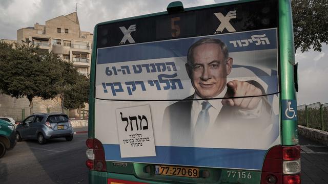 "Es liegt an Dir, ob wir die Mehrheit von 61 Sitzen bekommen" steht auf der Rückseite eines Busses in Israel und ist Wahlwerbung von Ex-Premierminister Benjamin Netanjahu.