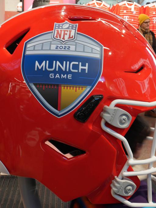 NFL, American Football Herren, USA International Series-Munich City Scenes Nov 12, 2022 Munich, Germany A large helmet with the 2022 NFL Munich Game logo at the FC Bayern store. Munich Germany, EDITORIAL USE ONLY PUBLICATIONxINxGERxSUIxAUTxONLY Copyright: xKirbyxLeex 20221112_lbm_al2_022