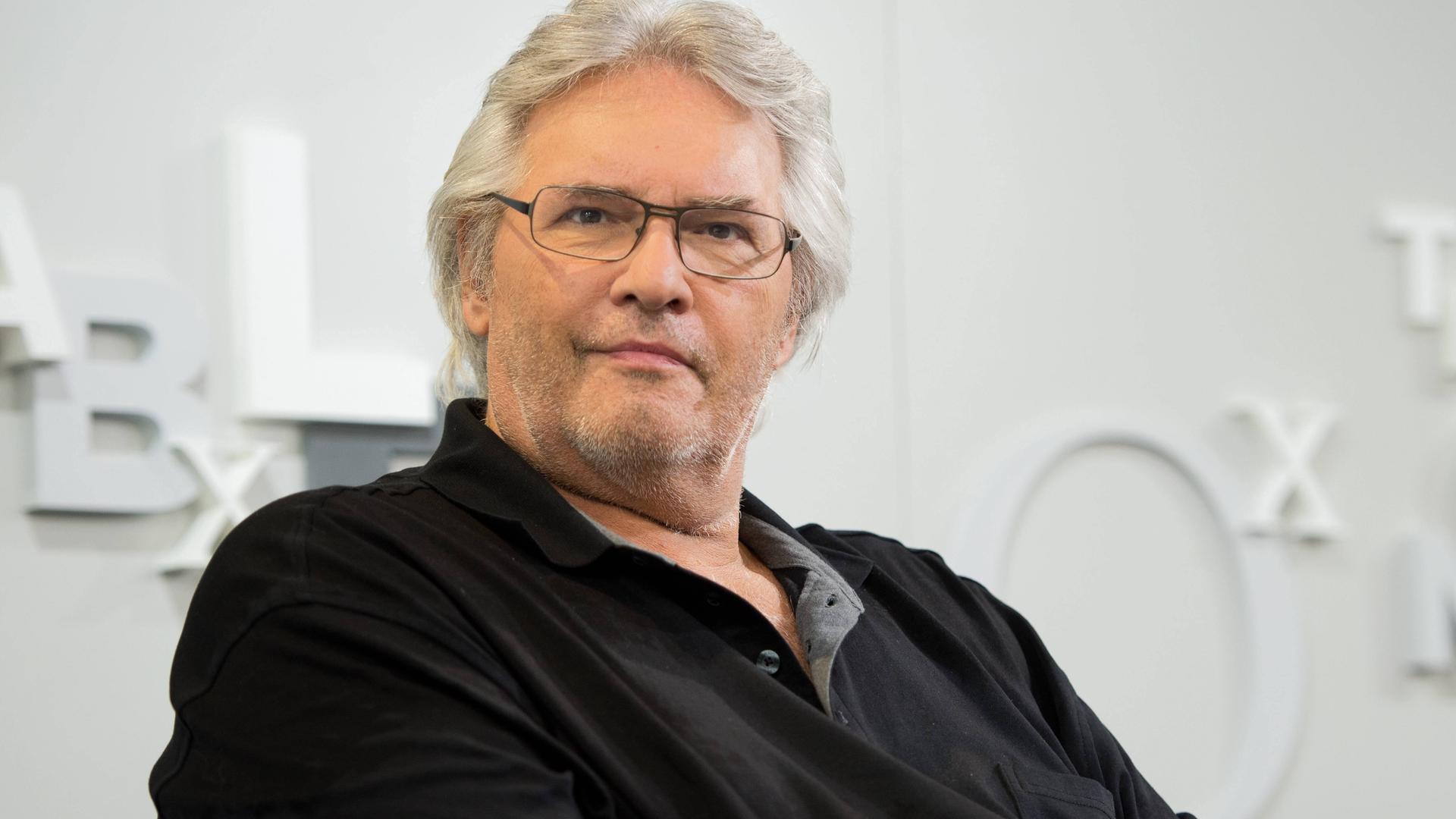 Der Psychotherapeut und Buchautor Martin Miller sitzt auf einem Sofa bei einer Veranstaltung auf der Frankfurter Buchmesse 2013. Der Psychotherapeut und Buchautor Martin Miller sitzt auf einem Sofa bei einer Veranstaltung auf der Frankfurter Buchmesse 2013.