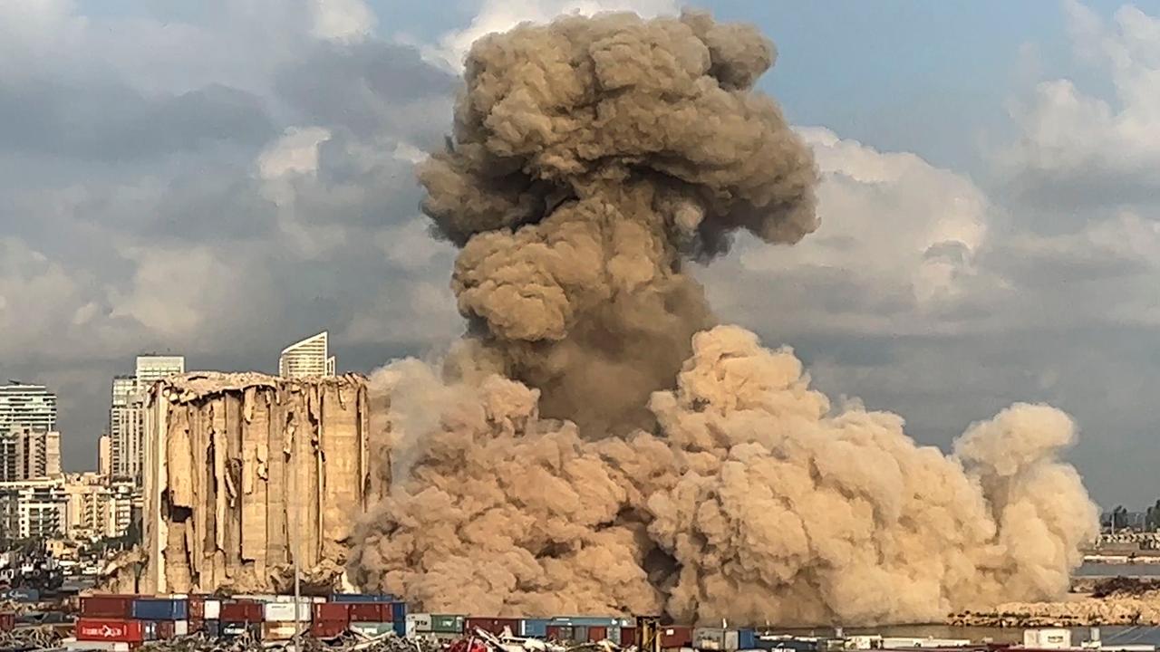 Eine riesige Rauch- und Staubwolke steigt nach dem Einsturz weiterer Getreidesilos über der Stadt Beirut im Libanon auf. Eine riesige Rauch- und Staubwolke steigt nach dem Einsturz weiterer Getreidesilos über der Stadt Beirut im Libanon auf.