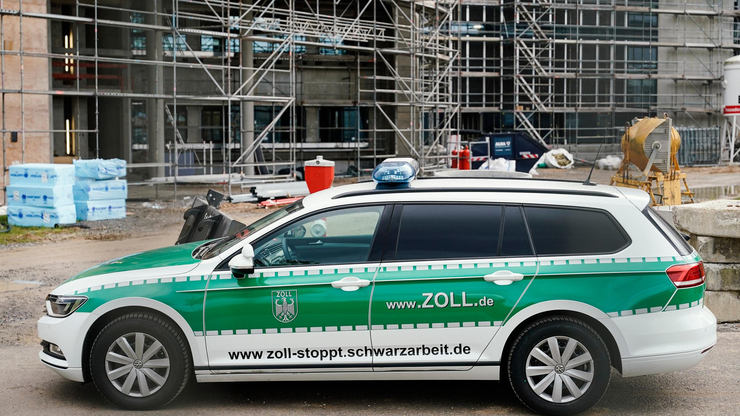 Ein Einsatzfahrzeug des Zolls mit der Aufschrift <a href=