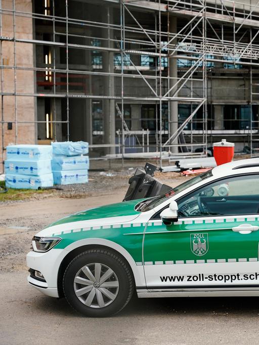 Ein Einsatzfahrzeug des Zolls mit der Aufschrift www.zoll-stoppt.schwarzarbeit.de steht bei einer Kontrolle des Hauptzollamts Karlsruhe im Bereich Schwarzarbeit auf einer Baustelle.
