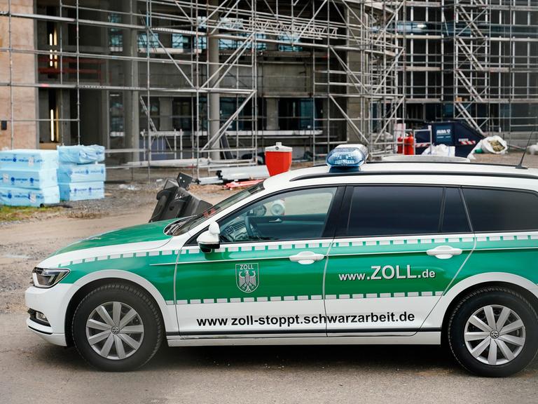 Ein Einsatzfahrzeug des Zolls mit der Aufschrift www.zoll-stoppt.schwarzarbeit.de steht bei einer Kontrolle des Hauptzollamts Karlsruhe im Bereich Schwarzarbeit auf einer Baustelle.