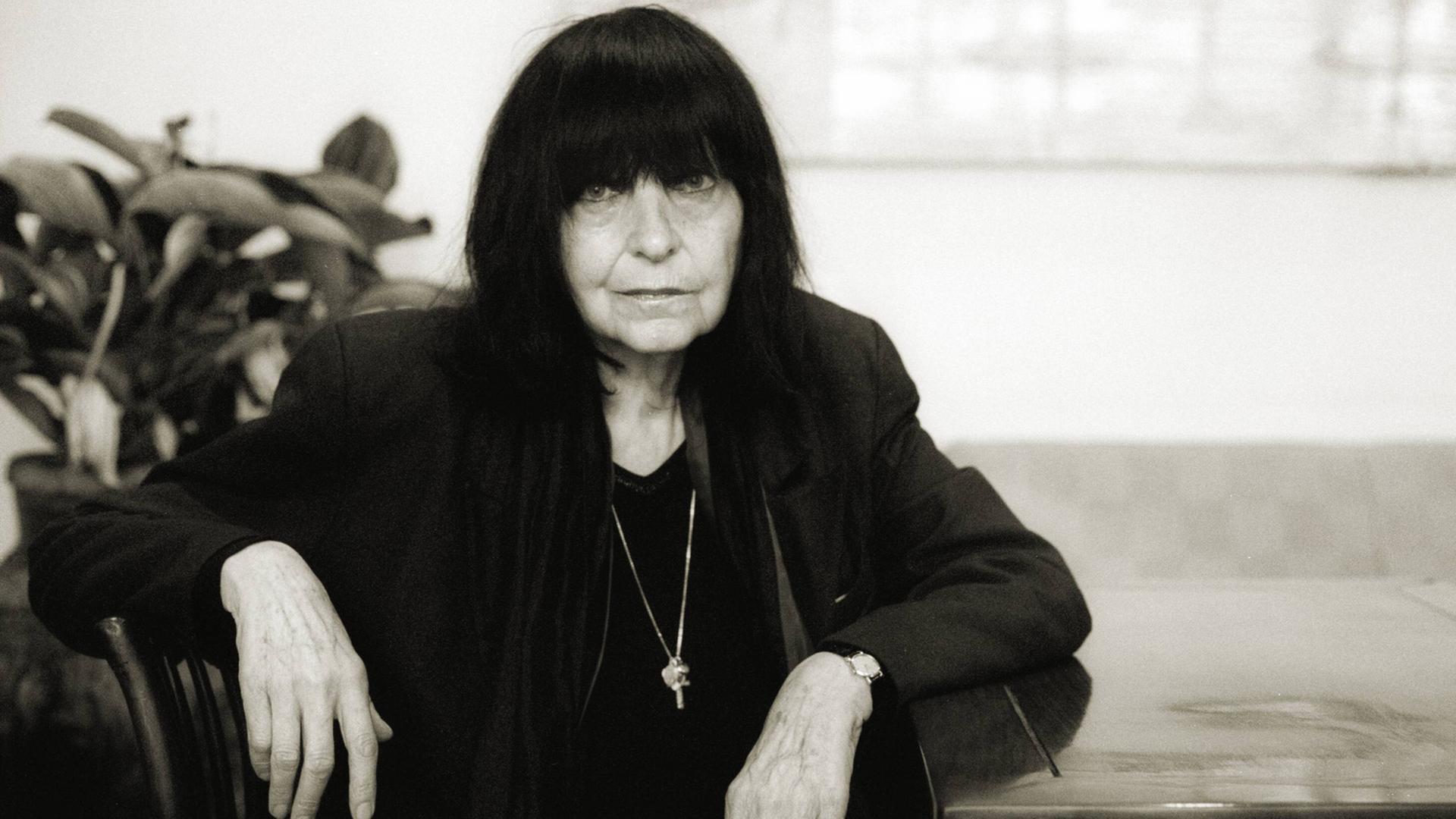 Die Lyrikerin Friederike Mayröcker (1924-2021) im Jahr 2002. Die Lyrikerin Friederike Mayröcker (1924-2021) im Jahr 2002.