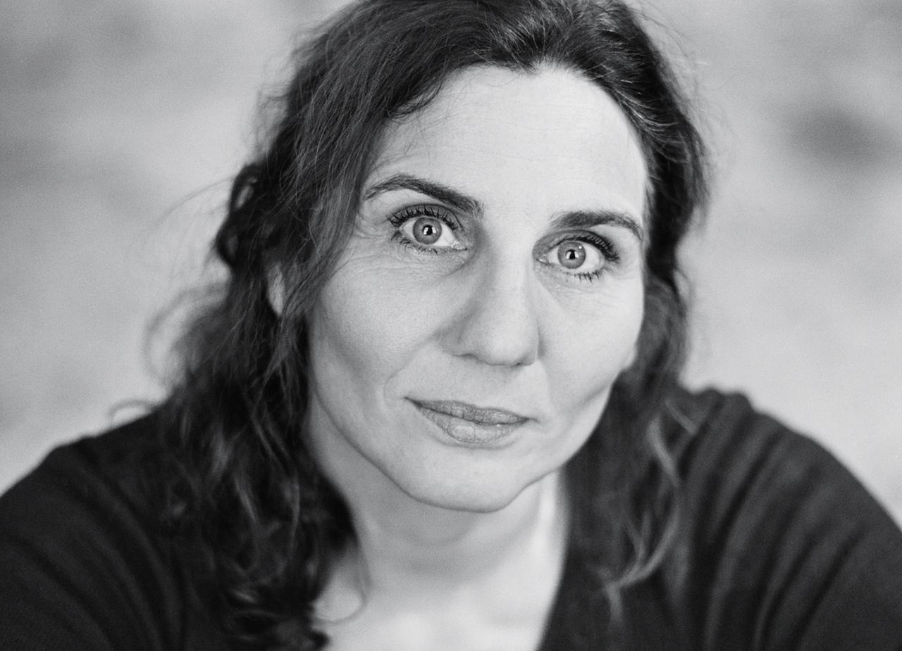 Ein Schwarz-Weiß-Porträt von Katrin Zipse. Ein Schwarz-Weiß-Porträt von Katrin Zipse.