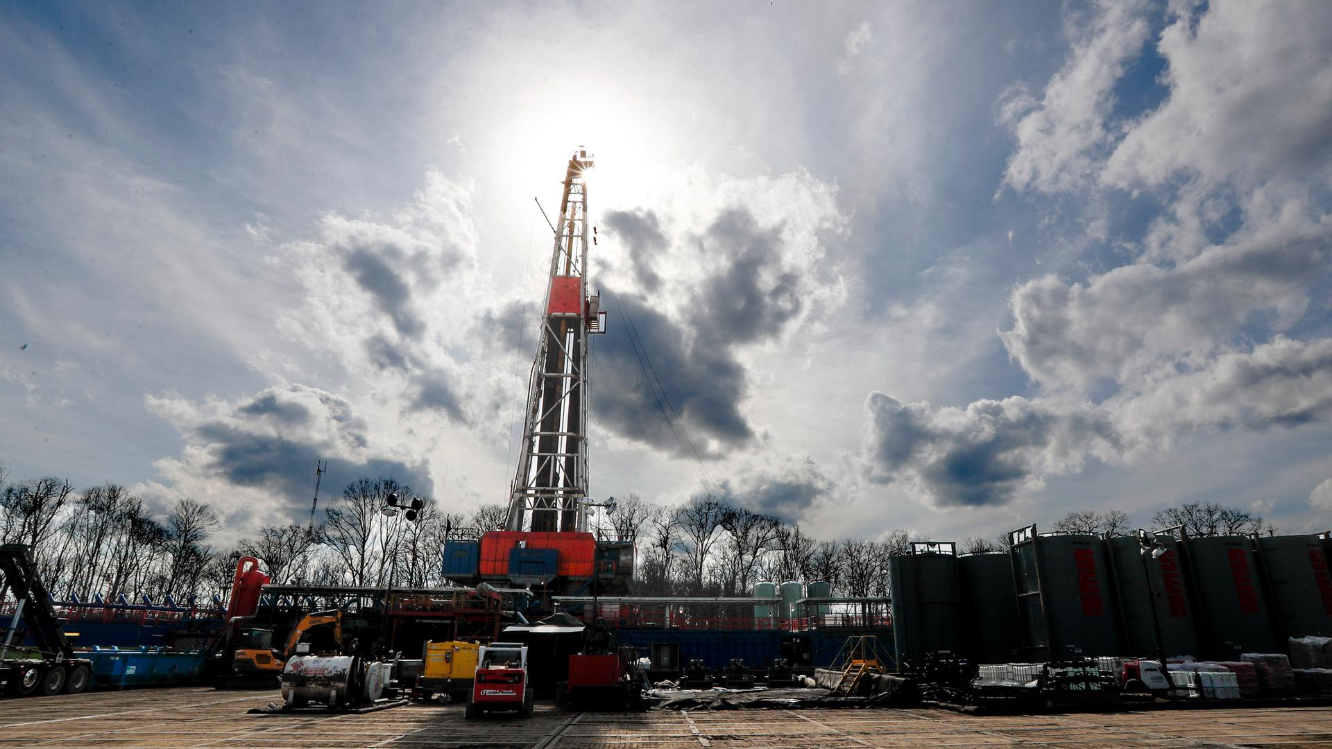 Eine Gasförder-Anlage in St. Mary's, Pennsylvania, in den USA vor wolkenreichem Himmel Eine Gasförder-Anlage in St. Mary's, Pennsylvania, in den USA vor wolkenreichem Himmel