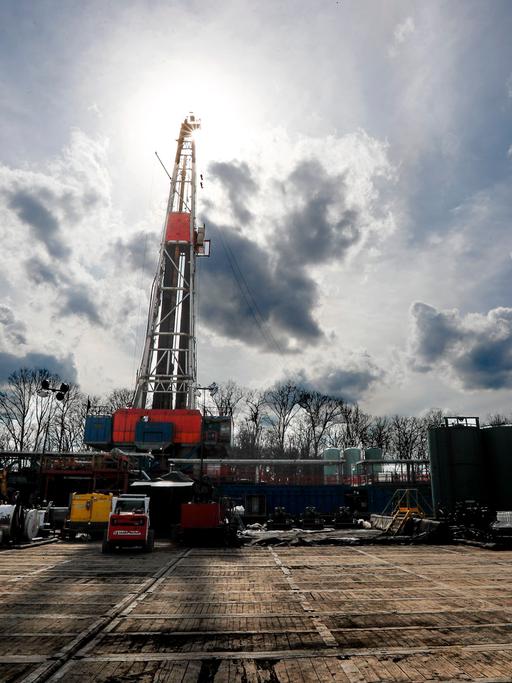 Eine Gasförder-Anlage in St. Mary's, Pennsylvania, in den USA vor wolkenreichem Himmel