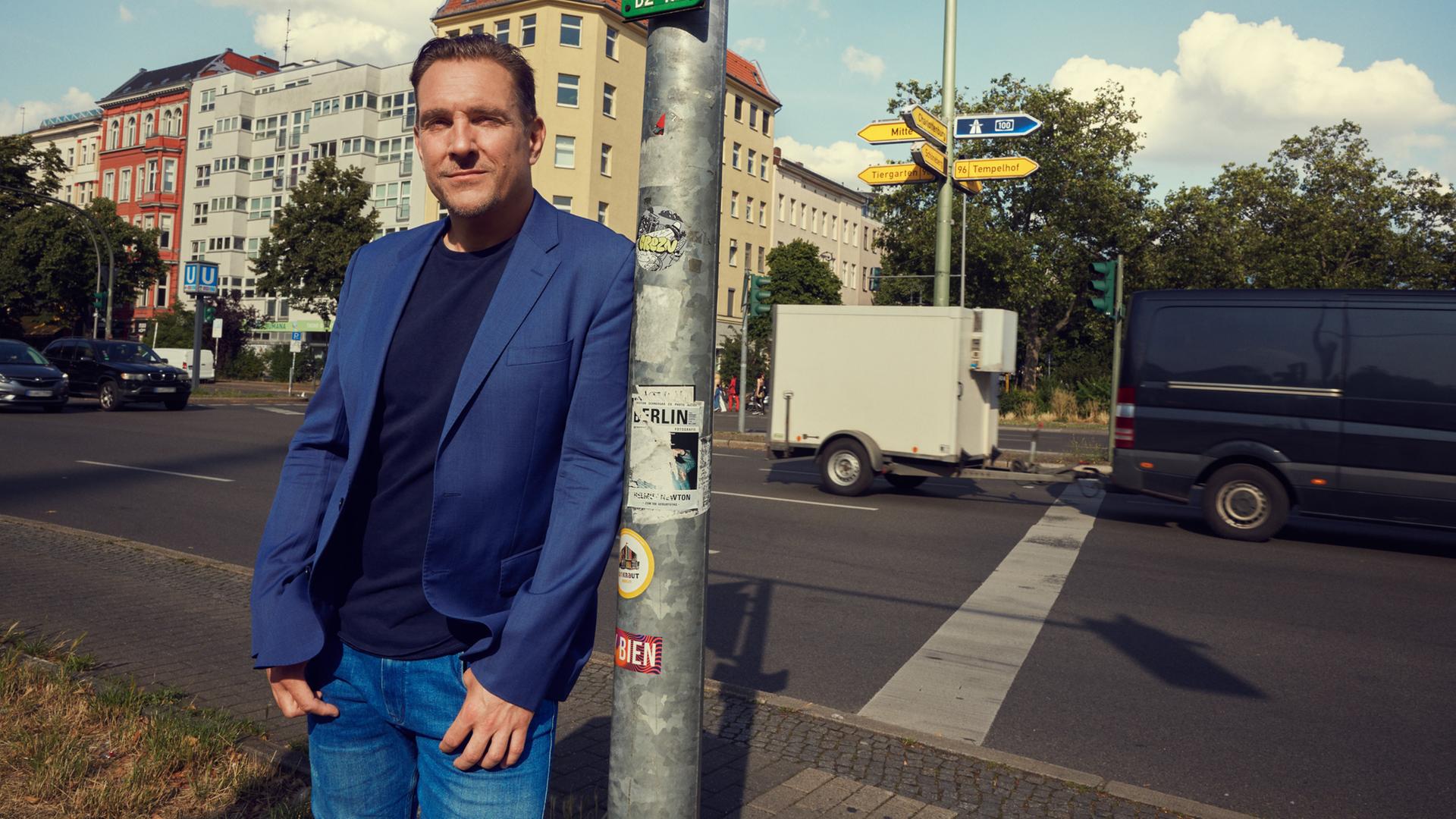 Oliver von Dobrowolski an einer Straßenkreuzung in Berlin Oliver von Dobrowolski an einer Straßenkreuzung in Berlin