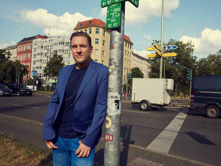 Oliver von Dobrowolski an einer Straßenkreuzung in Berlin