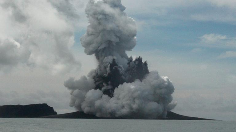 Eine Aschewolke und Vulkanische Gase steigen nach dem Ausbruch eines unterseeischen Vulkans im Inselreich Tonga auf.