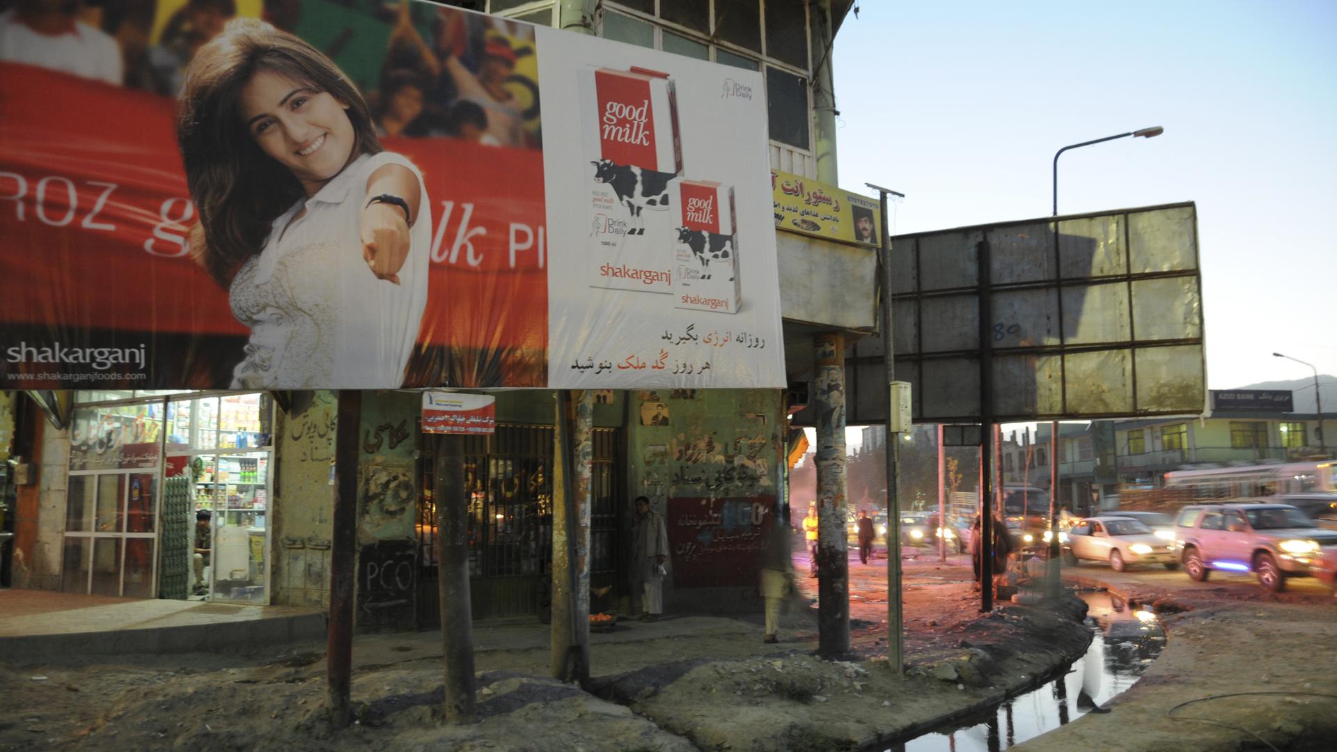 Werbung für Milch an einer Straße in Kabul Werbung für Milch an einer Straße in Kabul
