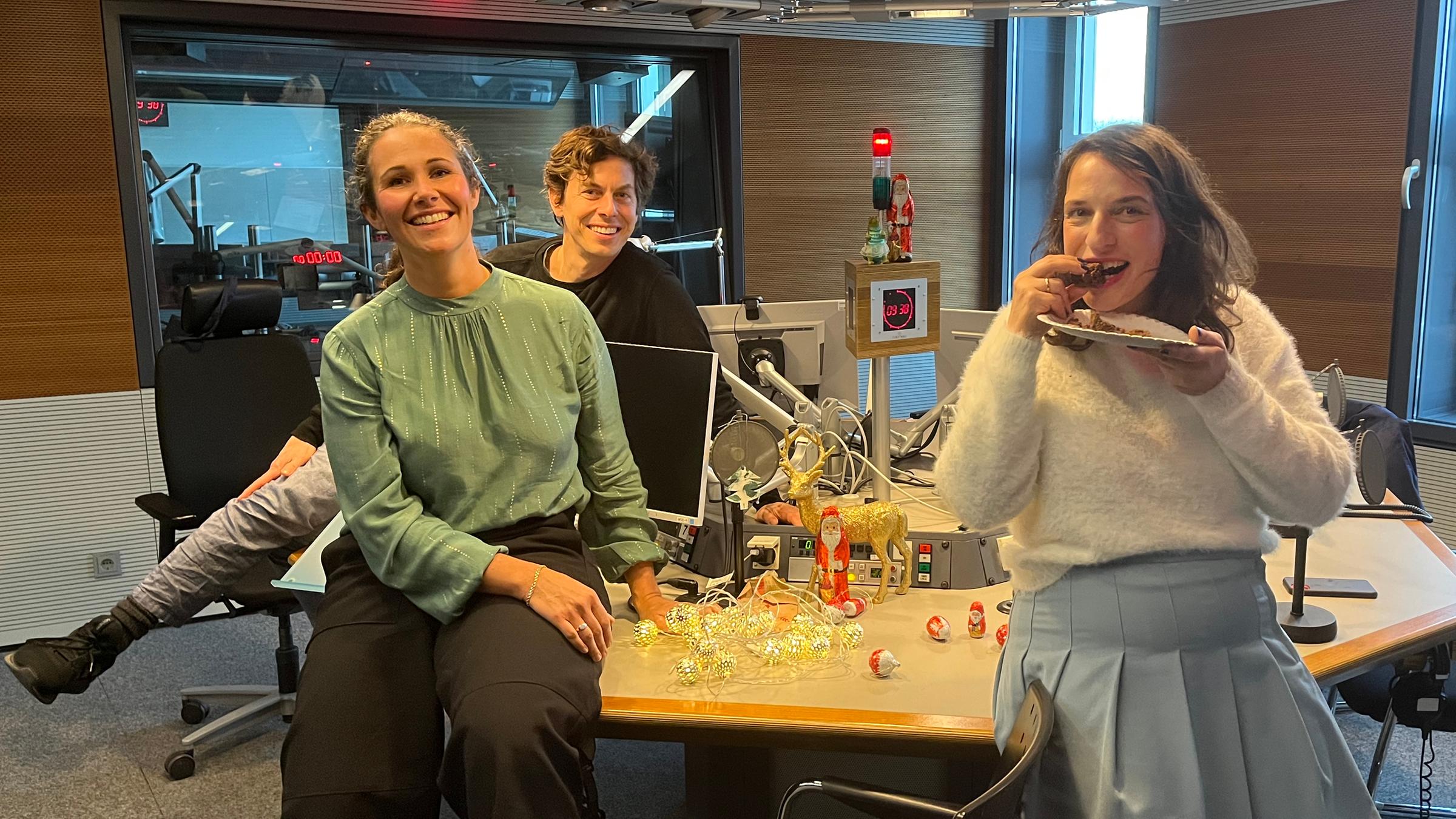 Sonja Koppitz, Utz Dräger und Caro Korneli sitzen auf dem Studiotisch. ...</p>

                        <a href=