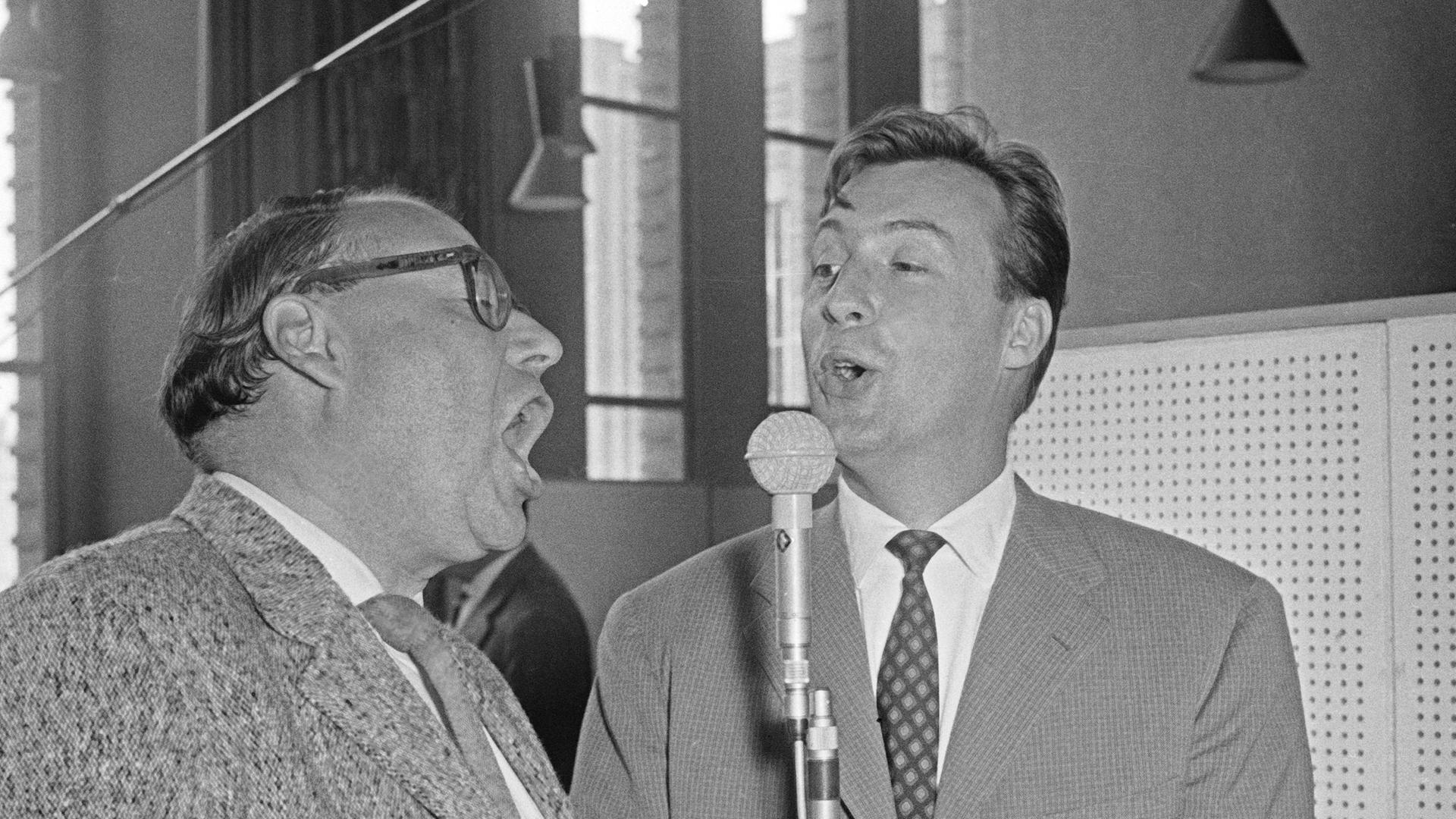 Die Schauspieler Heinz Erhardt und Peter Alexander singen für den Film "So ein Millionär hat's schwer" das Lied "Tun Sie's nicht" ein in den 1950er Jahre. Die Schauspieler Heinz Erhardt und Peter Alexander singen für den Film "So ein Millionär hat's schwer" das Lied "Tun Sie's nicht" ein in den 1950er Jahre.