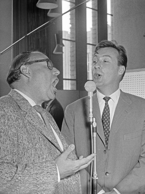 Die Schauspieler Heinz Erhardt und Peter Alexander singen für den Film "So ein Millionär hat's schwer" das Lied "Tun Sie's nicht" ein in den 1950er Jahre. 