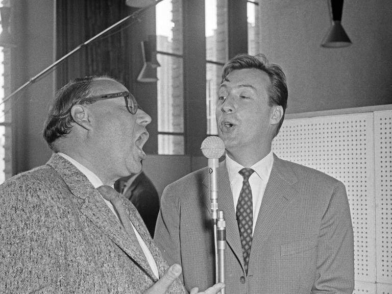 Die Schauspieler Heinz Erhardt und Peter Alexander singen für den Film "So ein Millionär hat's schwer" das Lied "Tun Sie's nicht" ein in den 1950er Jahre. 