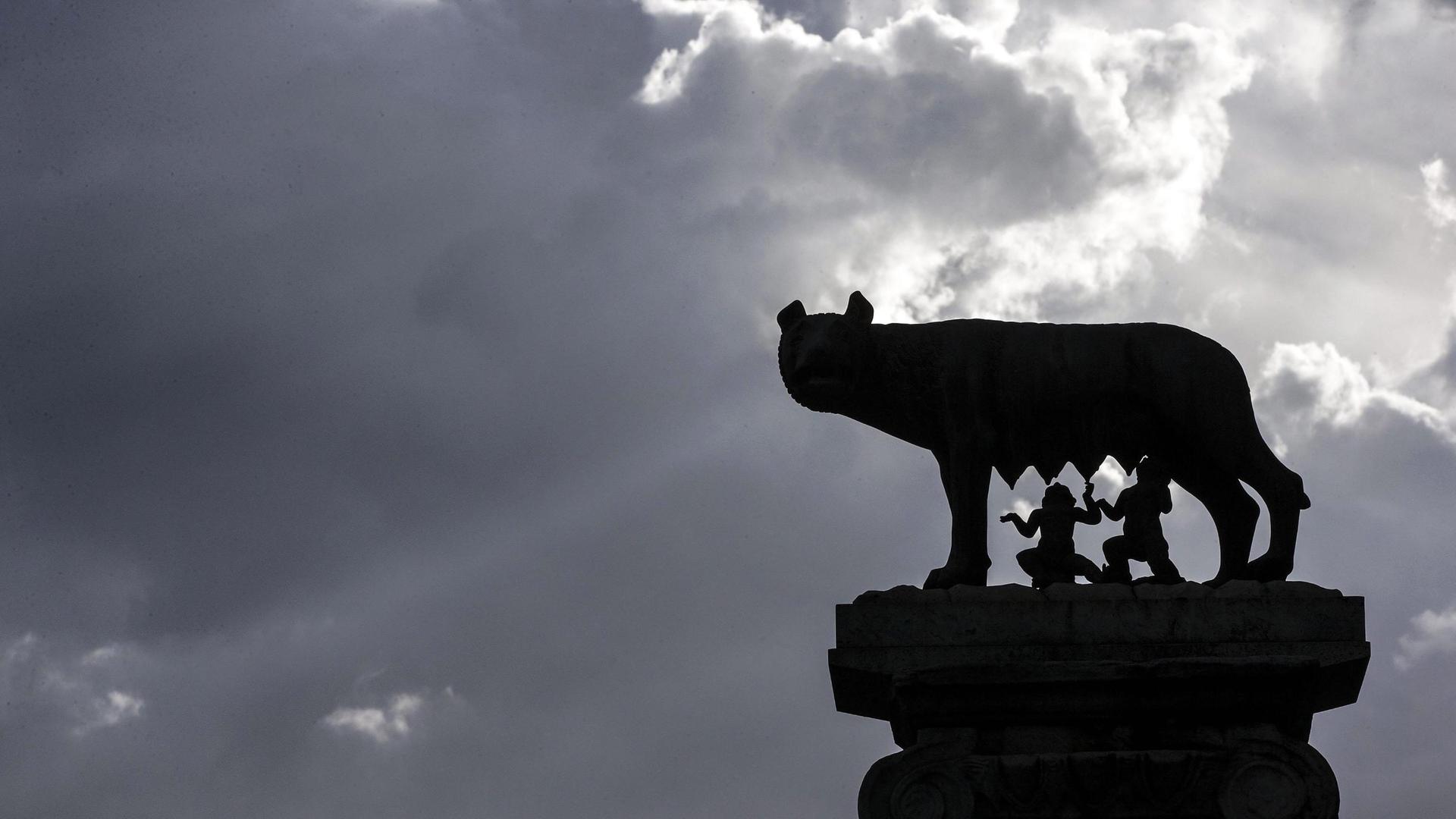 Die kapitolinische Wölfin säugt die Knaben Romulus und Remus: Statue auf dem Kapitolsplatz in Rom Die kapitolinische Wölfin säugt die Knaben Romulus und Remus: Statue auf dem Kapitolsplatz in Rom